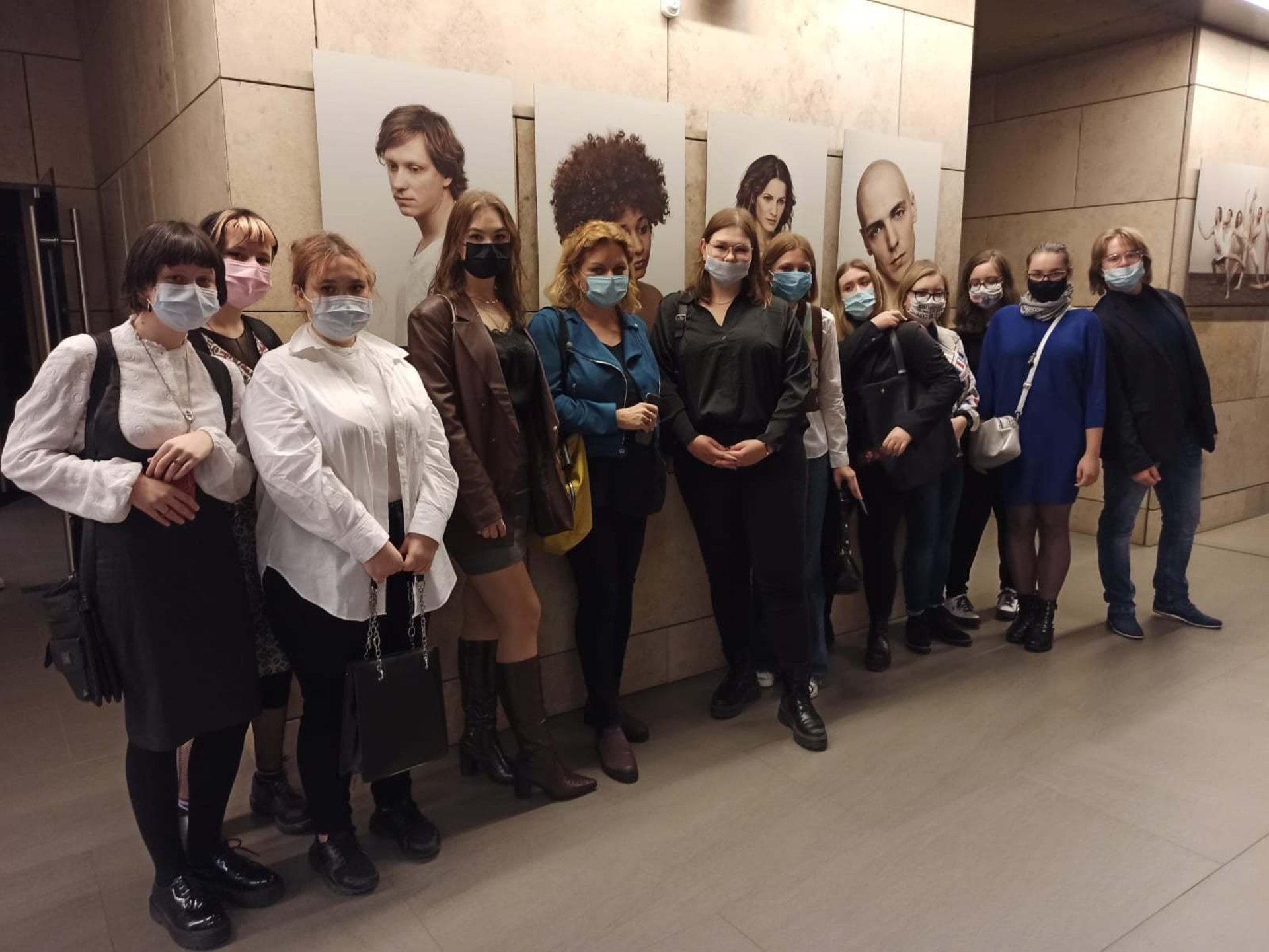 Grupa młodzieży z LO VI w teatrze Capitol.