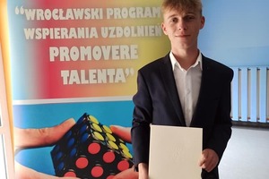 Bartosz Grabiński odbiera stypendium