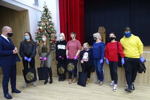 Wolontariusze z LO VI w ODSK Piast z Panem Jackiem Sutrykiem.