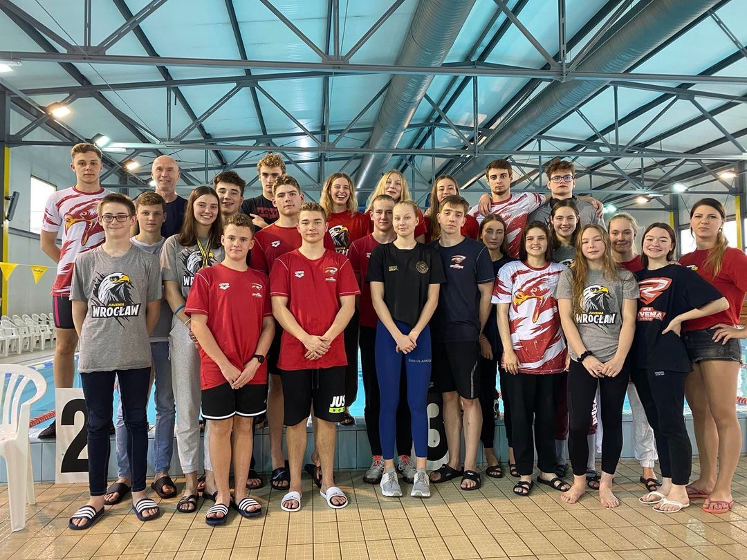 Zimowe mistrzostwa dolnego śląska w Pływaniu 2021 -zdjęcie zbiorowe pływaków Juvenii