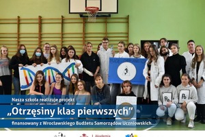 Zdjęcie zwycięskiej klasy podczas otrzęsin