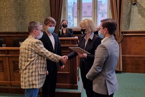 Wręczenie dyplomu na spotkaniu Rady