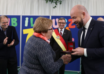 Pani Jolanta Murdzek odbiera medal „Merito de Wratsilavia”