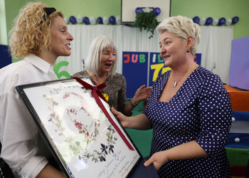 Grażyna Langę reprezentując RO Maślice i Magdalena Pabijaniak z CAL na Maślicach przekazują prezent