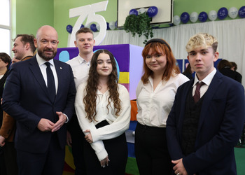 Pamiątkowe zdjęcie Samorządu Uczniowskiego  LO VI i Pana Prezydenta Wrocławia