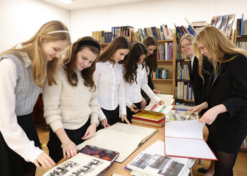 Uczniowie nad kronikami liceum