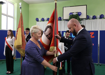Przekazanie nowego sztandaru szkoły