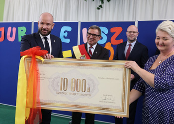 Prezent z rąk prezydenta  Wrocławia Pana Jacka Sutryka