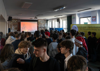 uczniowie podczas kolędowania w holu szkoły