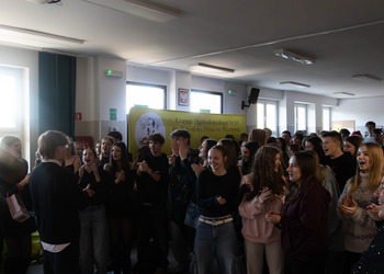 uczniowie podczas kolędowania w holu szkoły