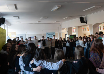 uczniowie podczas kolędowania w holu szkoły