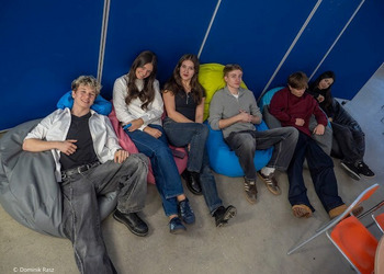 MRMW oraz SU w strefie relaksu na holu szkoły