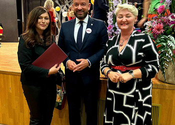 Pani Marlena Krzyżostaniak-Klecha oraz Pani Beata Jagielska-Szczypik z Prezydentem Jackiem Sutrykiem